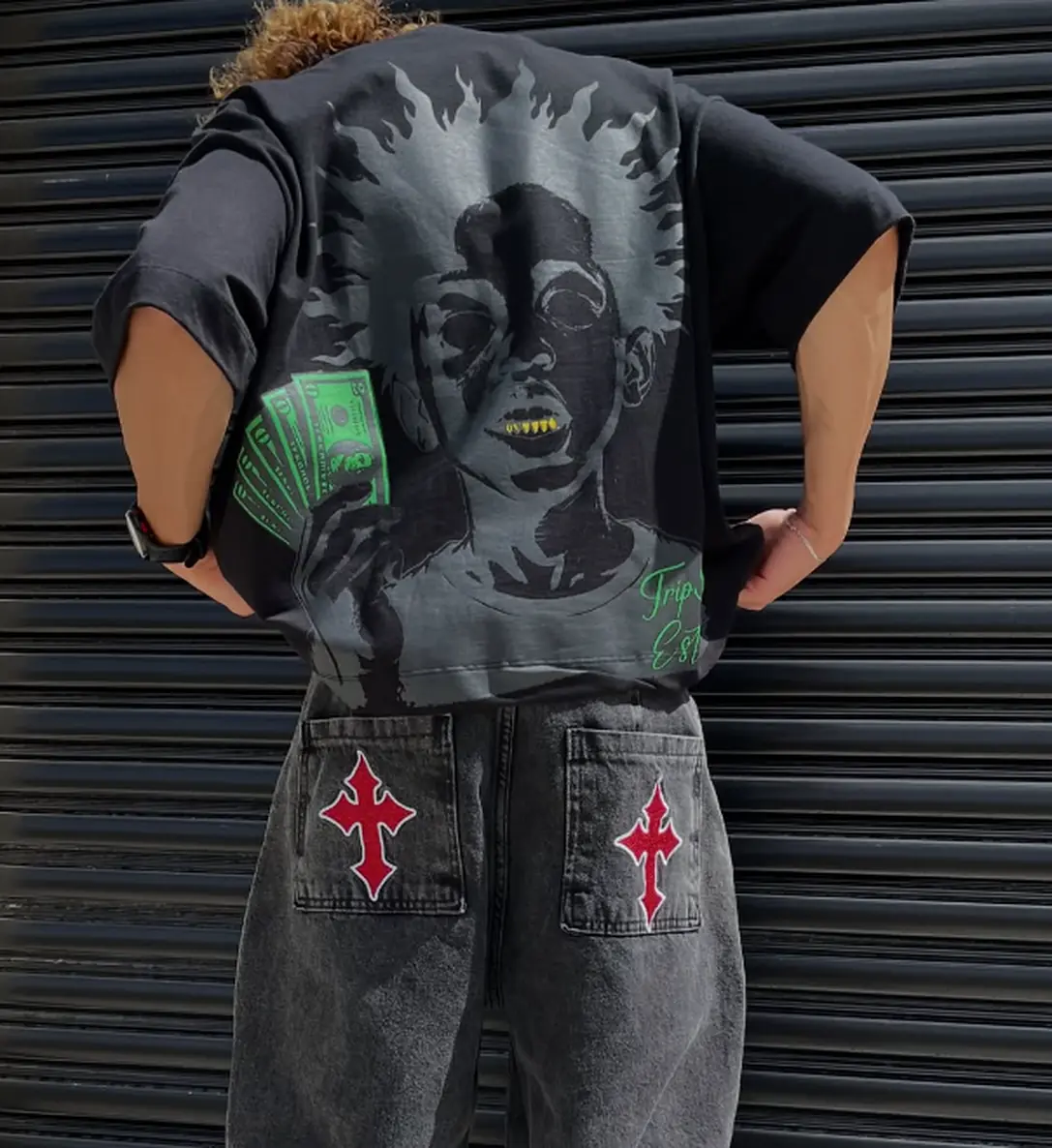 Camiseta preta com estampa nas costas