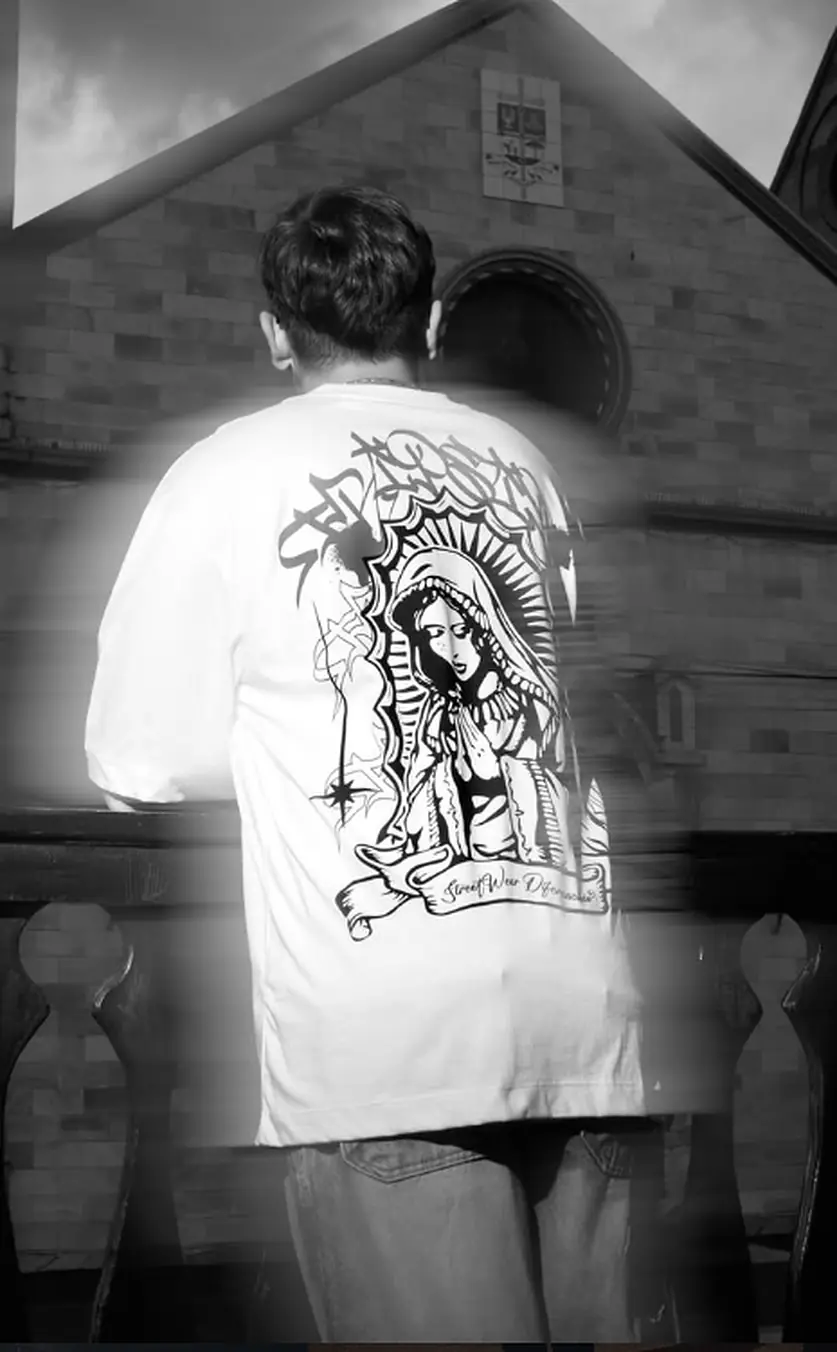 Camiseta branca estampada fotografada em preto e branco