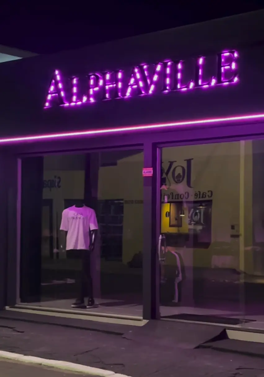 Fachada da Alphaville Store iluminada em roxo
